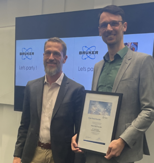 2024 Winner, Dr Fabian Hecker, with Bruker EPR Business Line Manager Frédéric Jaspard